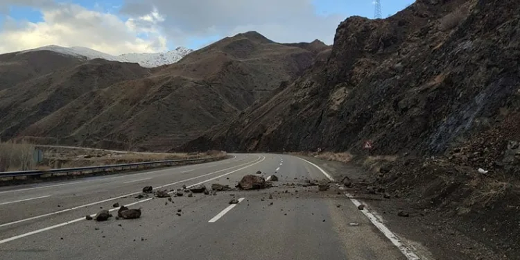 Erzurum-Artvin karayolunda heyelan
