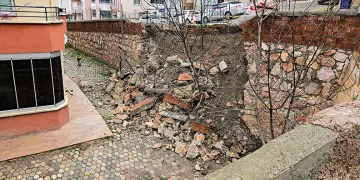 Tokat’ta istinat duvarı devrildi