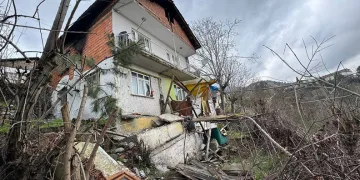 Heyelanda balkonu çöken ev boşaltıldı