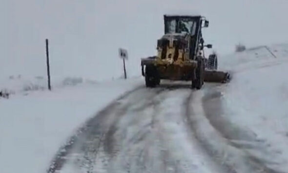 Elazığ’da kar yağışı nedeniyle 30 köy yolu ulaşıma kapandı