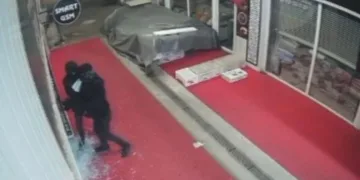 Depremzede esnafı bu kez hırsızlar yıktı