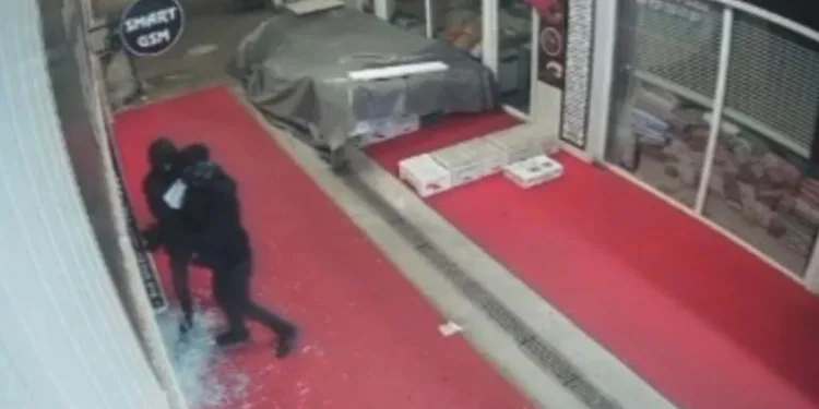Depremzede esnafı bu kez hırsızlar yıktı