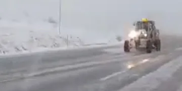Tatvan’da kar yağışından dolayı köy yolları kapandı
