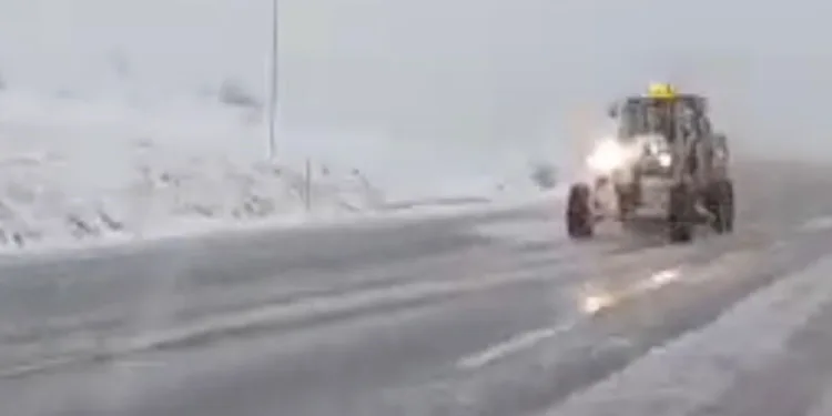 Tatvan’da kar yağışından dolayı köy yolları kapandı