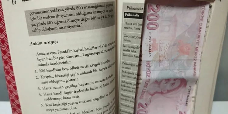Kitabın arasına gizlenmiş 46 adet sahte banknot ele geçirildi