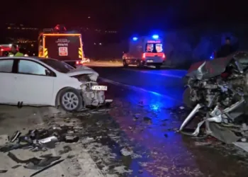 İki otomobil kafa kafaya çarpıştı: 2 ölü