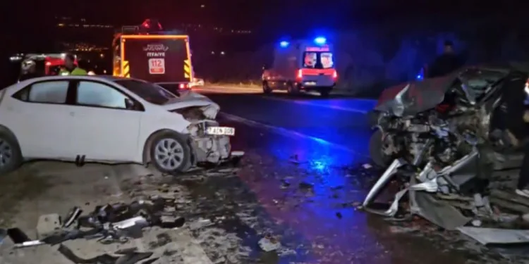 İki otomobil kafa kafaya çarpıştı: 2 ölü
