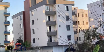 4 katlı yeni bina yan yatmaya başladı