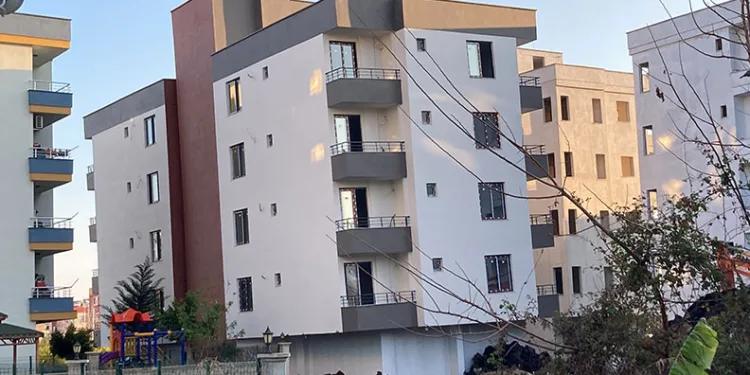 4 katlı yeni bina yan yatmaya başladı