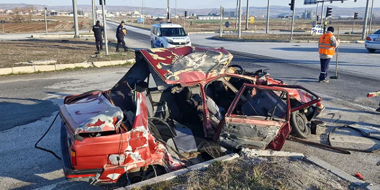 Kamyon, çarptığı otomobili biçti: 1 ağır yaralı