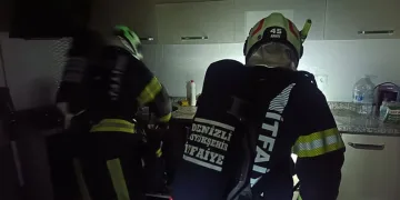 Yanan evde 4 kişi mahsur kaldı