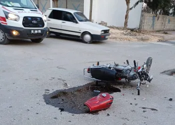 Motosikletle otomobil çarpıştı: 1’i ağır 2 yaralı