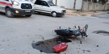 Motosikletle otomobil çarpıştı: 1’i ağır 2 yaralı