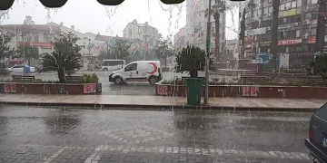 Edremit’te sağanak yağış etkili oluyor