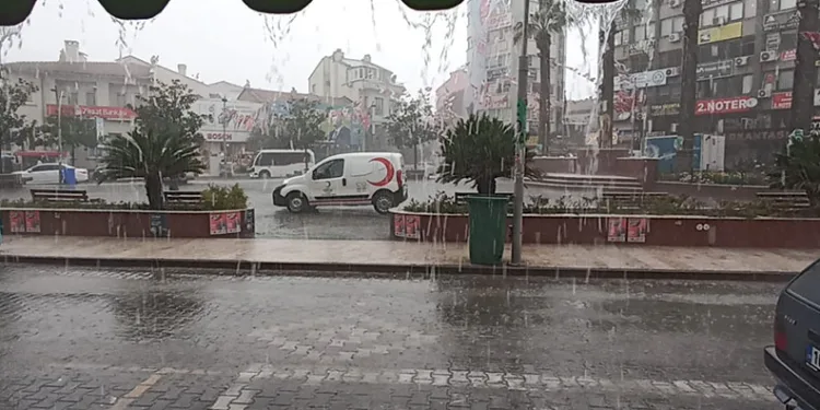 Edremit’te sağanak yağış etkili oluyor