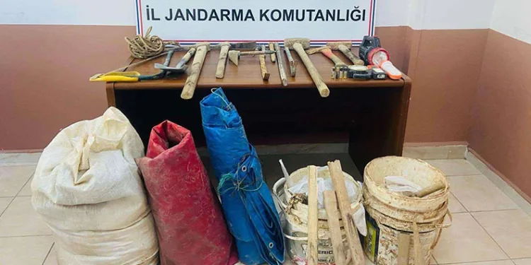 Kaçak kazı yaparken suçüstü yakalandılar