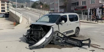 Otomobille hafif ticari araç kavşakta çarpıştı