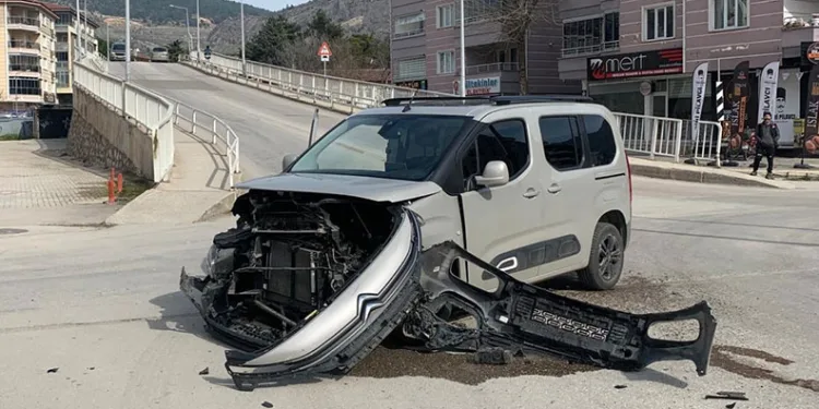 Otomobille hafif ticari araç kavşakta çarpıştı