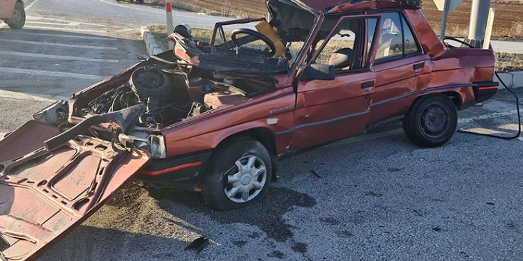 Çorum’da otomobil ile kamyon çarpıştı, sürücü hayatını kaybetti
