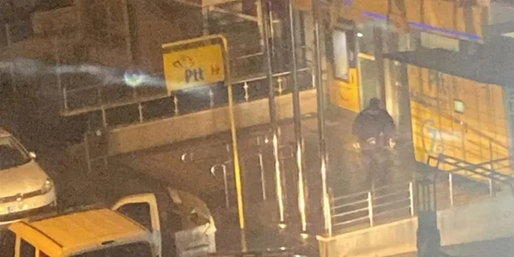 Kargosunu teslim alamayan şahıs PTT şubesinin camlarını kırdı