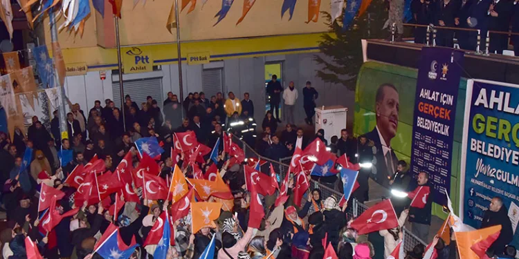 Cumhurbaşkanı Yardımcısı Yılmaz, Ahlat’ta halkla buluştu