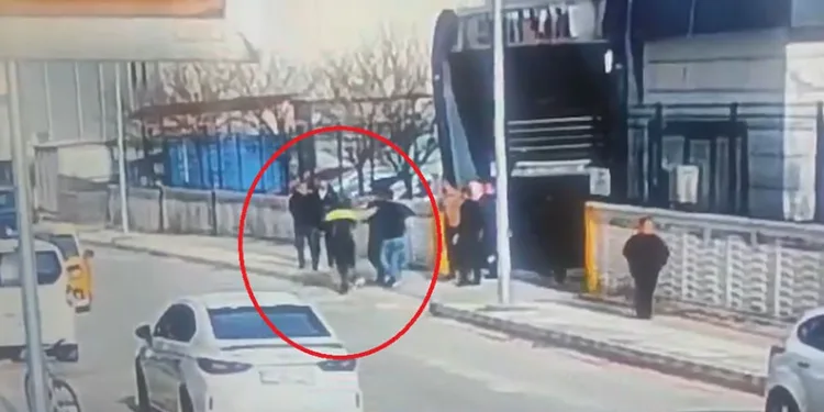 “Polise fiili mukavemette bulunan 3 şahıs gözaltına alınmıştır”