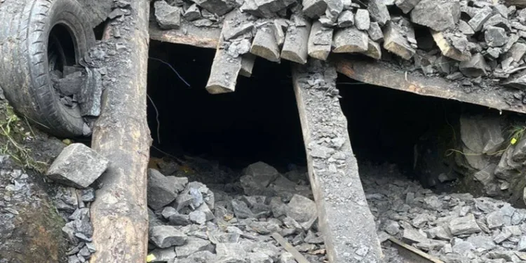 Ruhsatsız 3 maden ocağı imha edildi