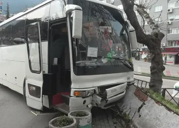 Bursa’da freni patlayan otobüs evin duvarına çarparak durabildi