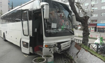 Bursa'da freni patlayan otobüs evin duvarına çarparak durabildi