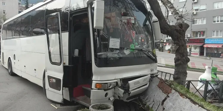 Bursa’da freni patlayan otobüs evin duvarına çarparak durabildi