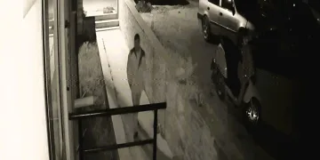 Pencereye gelen röntgenci genç kızın kabusu oldu