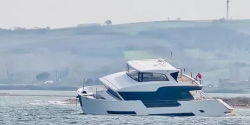 Çanakkale Boğazı’nda karaya oturan tekne kurtarıldı