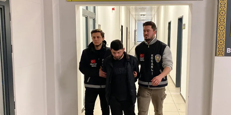 Abisini boğazını keserek öldüren zanlı adliyeye sevk edildi