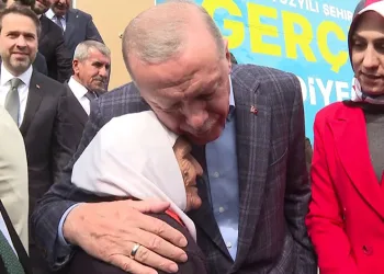 Erdoğan, yaşlı teyze ile sohbet etti