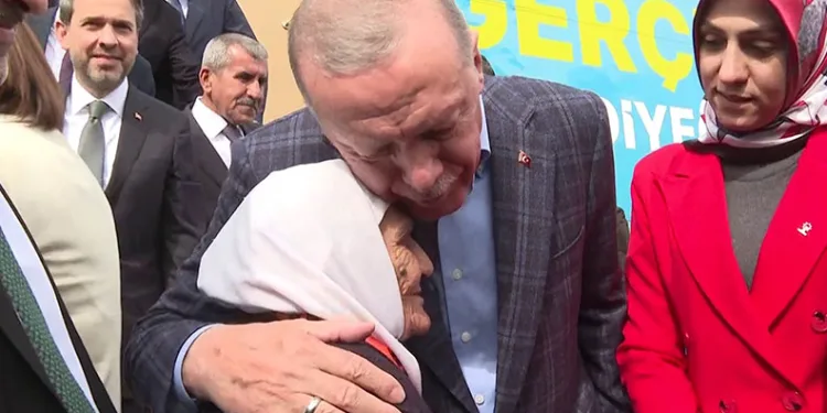 Erdoğan, yaşlı teyze ile sohbet etti