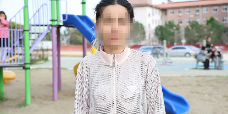 Çocuğuyla parkta ilgilenirken düğün takıları çalındı