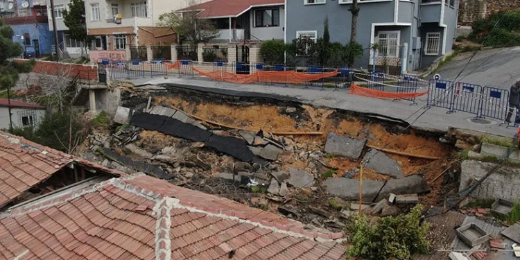 Maltepe’de çöken yol havadan görüntülendi