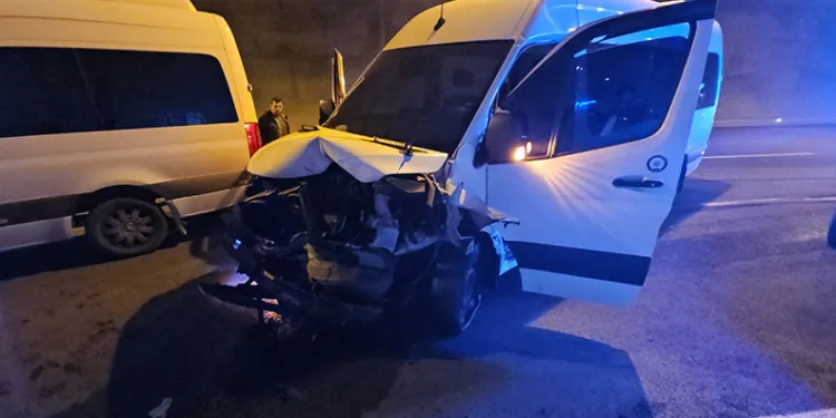 Hakim ve savcıları taşıyan servis kaza yaptı