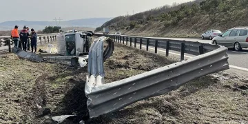 Kontrolden çıkan araç bariyerleri yerinden söktü