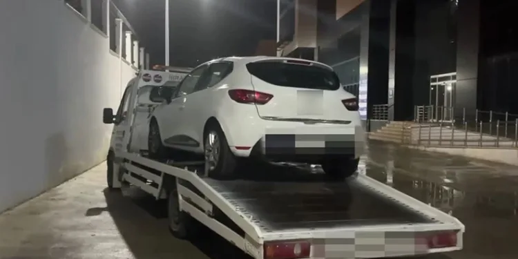 Uyuşturucu yüklü otomobili çekiciyle taşırken yakalandılar