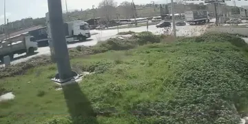 Kamyon çarptığı tırla birlikte metrelerce sürüklendi