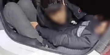 Polisin durdurduğu aracın bagajından kaçak göçmen çıktı