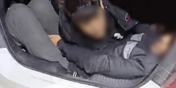 Polisin durdurduğu aracın bagajından kaçak göçmen çıktı