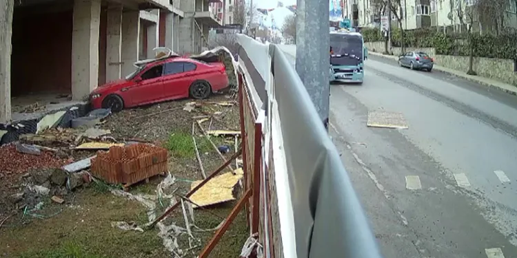Kaldırımda yürüyen kadın ölümden kıl payı kurtuldu