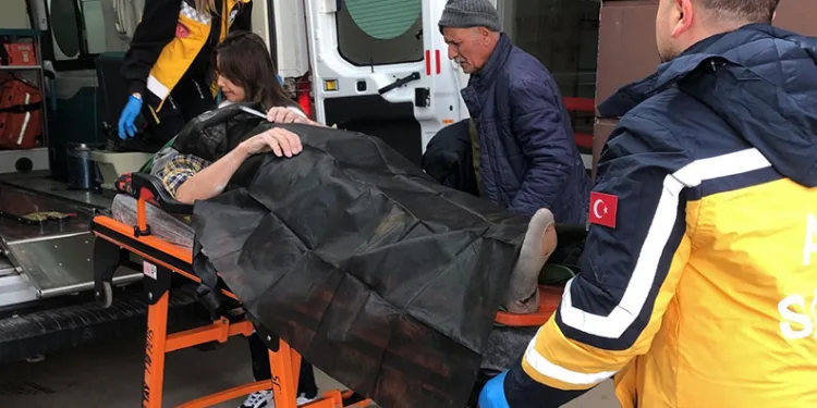 Merdivenlerden yuvarlanan işçi yaralandı