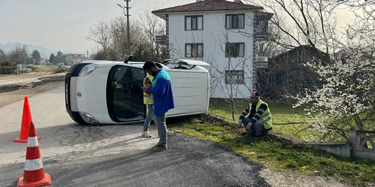 Otomobille çarpışan hafif ticari araç devrildi: 1 yaralı