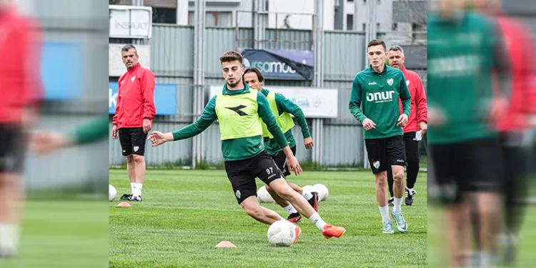Bursasporlu futbolcular pes etmiyor