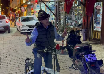 Bursa’da bisikletiyle gezerek oy istiyor