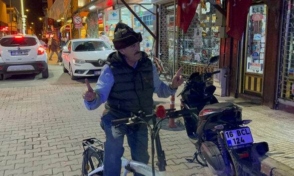 Bursa'da bisikletiyle gezerek oy istiyor