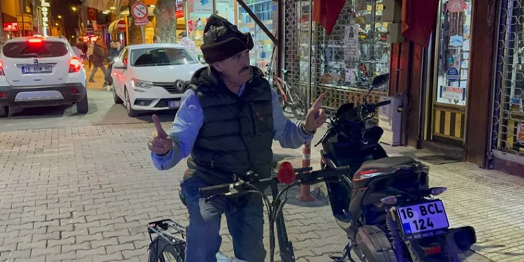 Bursa’da bisikletiyle gezerek oy istiyor